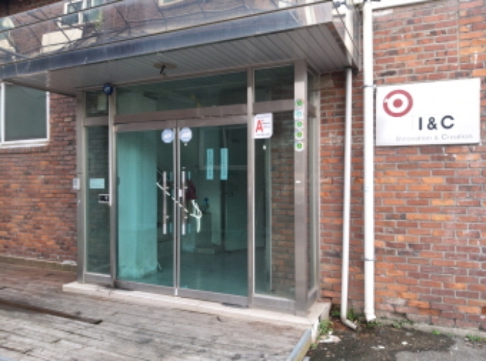 * 본건 목적물 주건물 출입구 전경