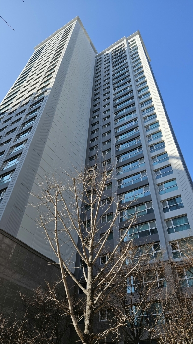 [본건 전경과 부근상황--동측에서 촬영]