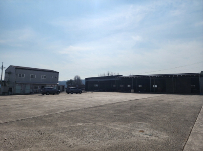 울산 울주군 삼남읍 상천리 427-628
제시 외 건물
철골조천막지붕공장 1개동, 컨테이너박스 1개동 