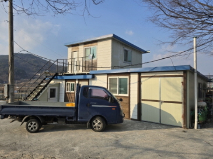 제시 외 단독주택겸 창고 전경