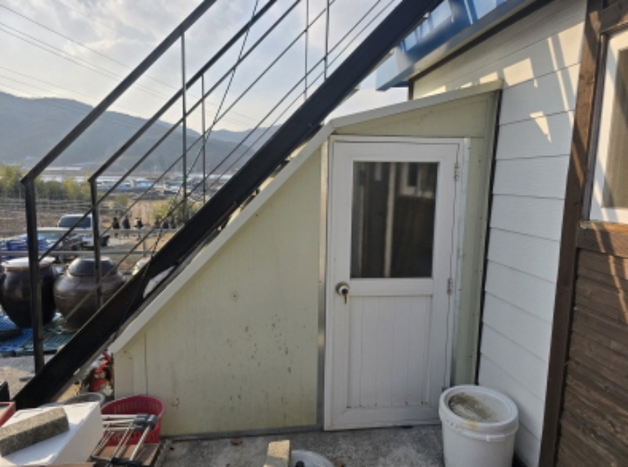 제시 외 창고 전경