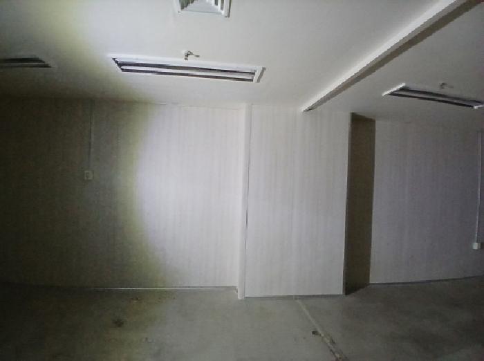 305호 칸막이 벽