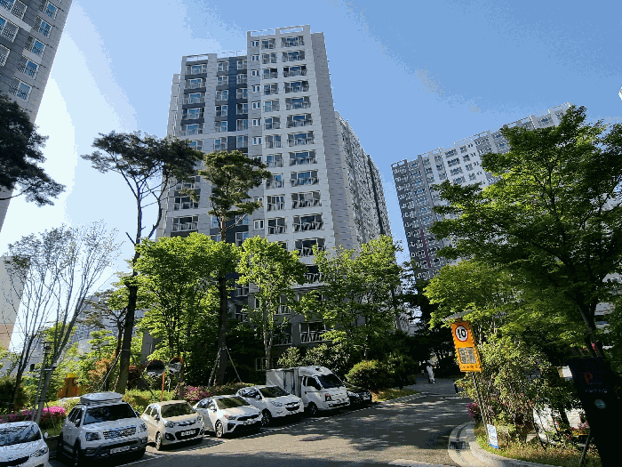 남동측에서 본 전경