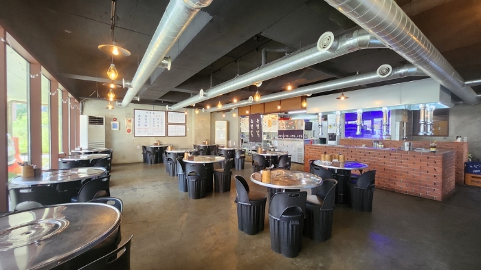 1층 음식점 내부