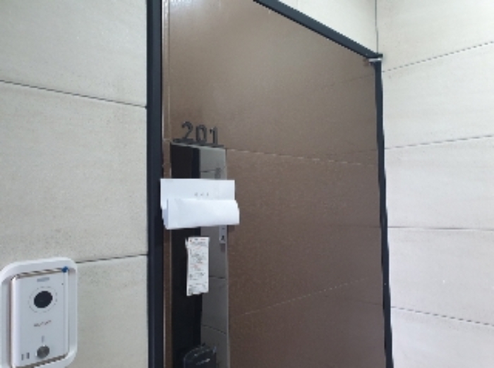 201호 세대 출입문