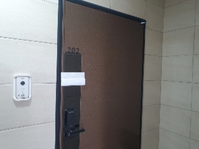 202호 세대 출입문