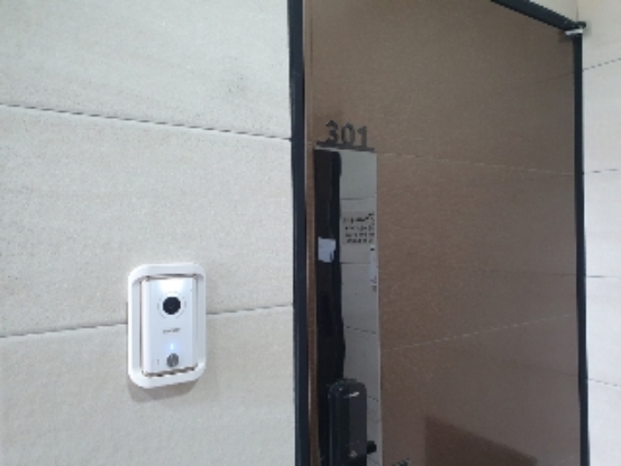 301호 세대 출입문