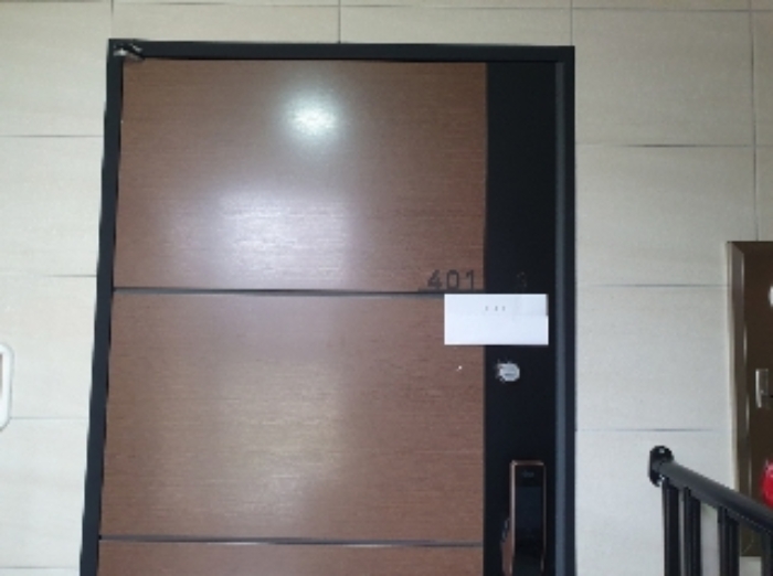 401호 세대 출입문