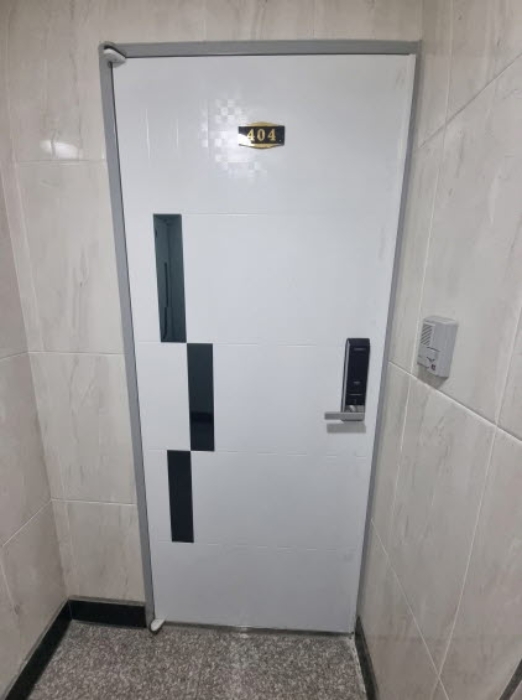 404호 출입문