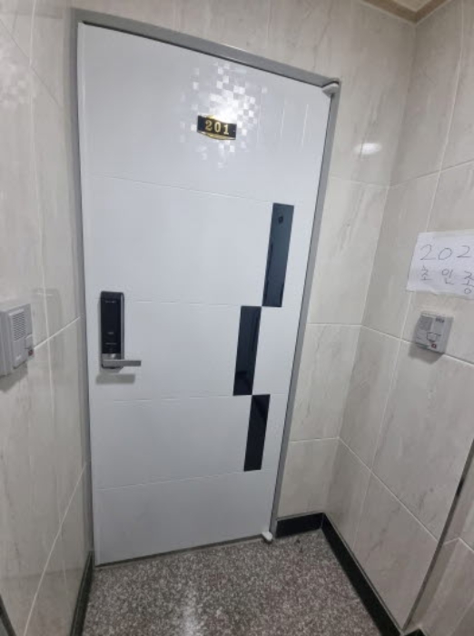 201호 출입문