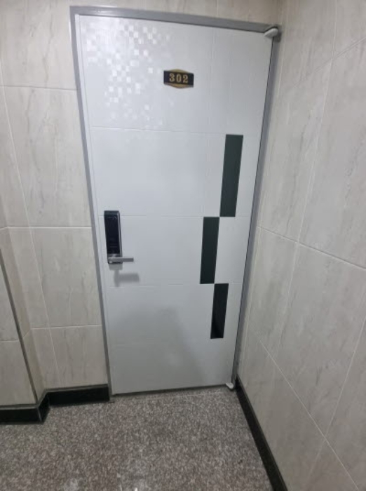 302호 출입문