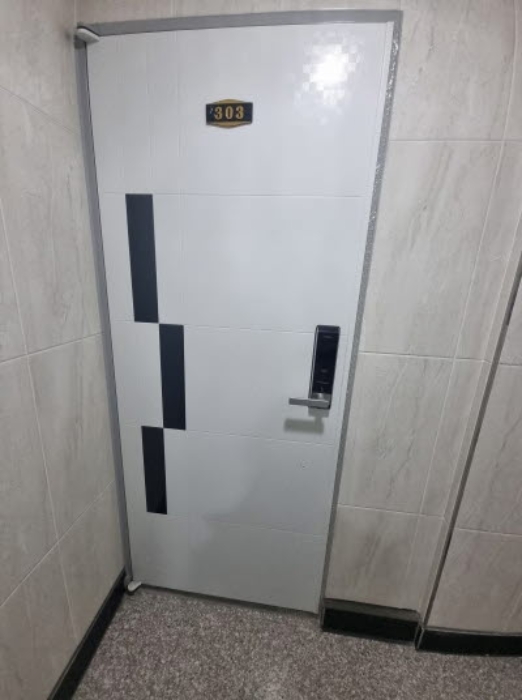 303호 출입문