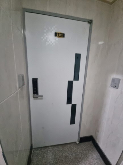 401호 출입문