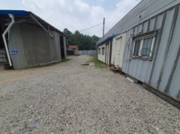 현장사진(토지,건물 전경, 여러개의 콘테이너)