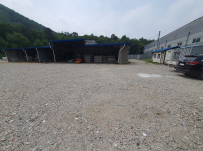 현장사진(토지,건물 전경, 여러개의 콘테이너)