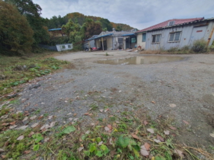 현장사진[토지, 건물 전경: 목동97-2, 99, 목동 97-5(진토길 21번길 6-8)] 