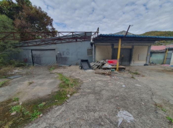 현장사진[토지, 건물 전경: 목동97-2, 99, 목동 97-5(진토길 21번길 6-8)] 