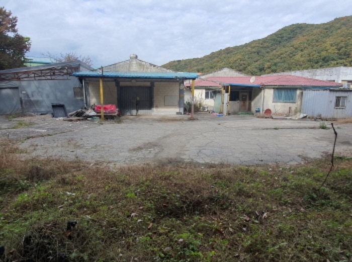 현장사진[토지, 건물 전경: 목동97-2, 99, 목동 97-5(진토길 21번길 6-8)] 