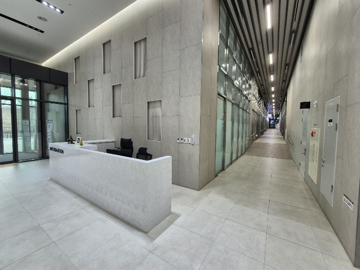 본건 앞 복도 전경