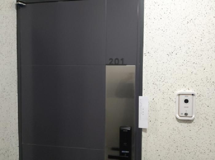 * 본건 목적물 2. 201호 현관문 전경