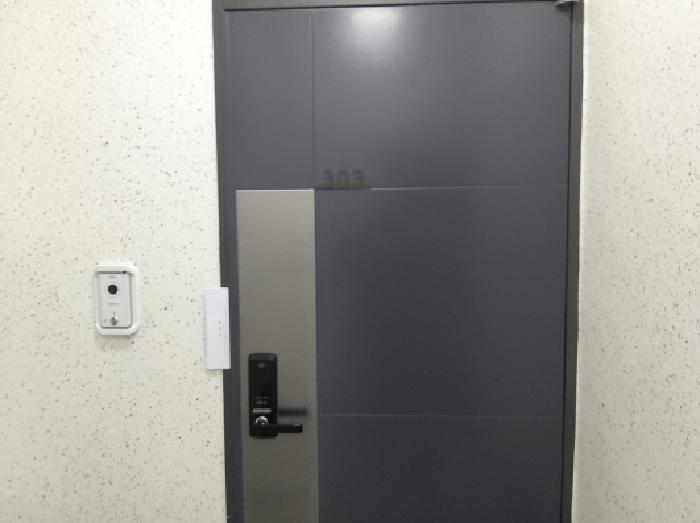 * 본건 목적물 1. 303호 현관문 전경