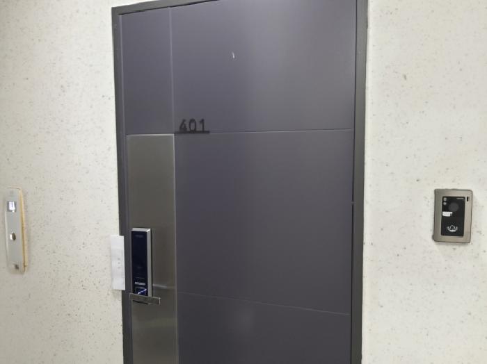 * 본건 목적물 1. 401호 현관문 전경