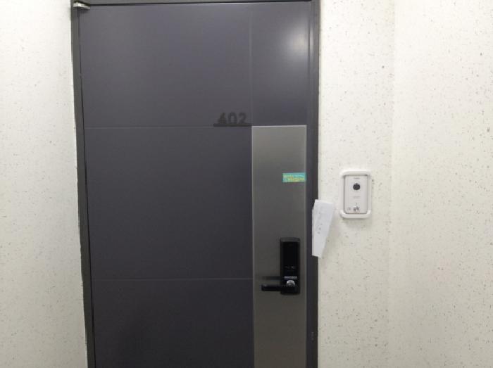 * 본건 목적물 1. 402호 현관문 전경