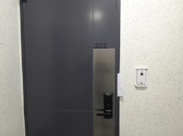 * 본건 목적물 2. 202호 현관문 전경