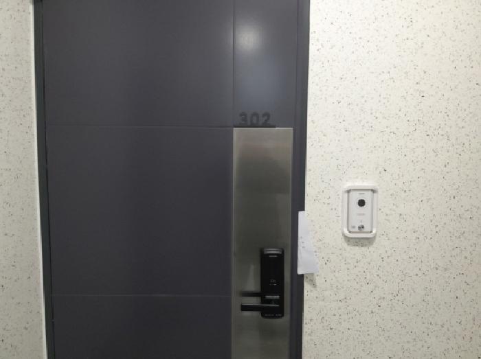 * 본건 목적물 2. 302호 현관문 전경