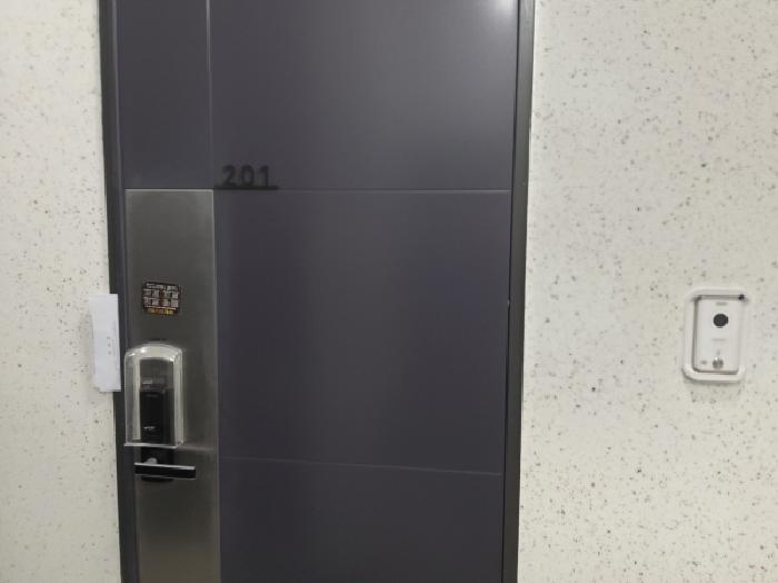 * 본건 목적물 1. 201호 현관문 전경