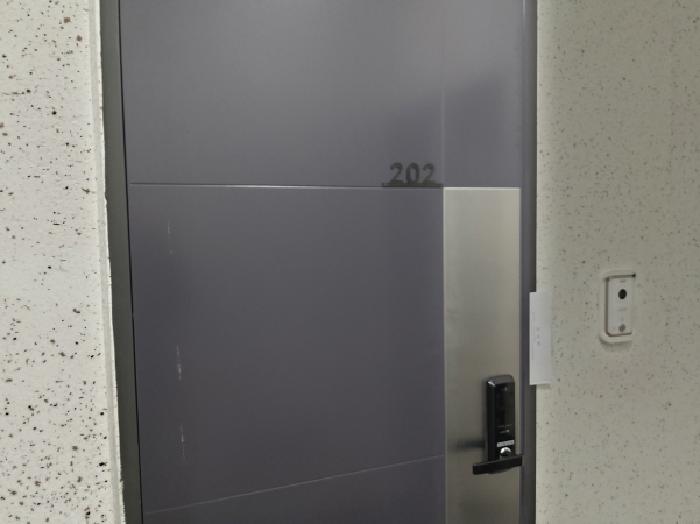 * 본건 목적물 1. 202호 현관문 전경