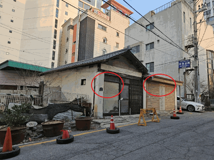 <기호1 및 제시외물건 ㄱ 전경>‘><br /><img src=