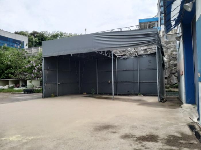 * 본건 목적물 1. 지상 제시외 천막지붕 창고 전경