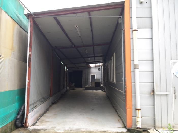 * 본건 목적물 1. 지상 제시외 기계실 전경