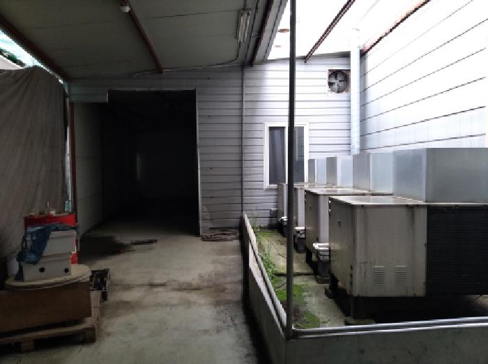 * 본건 목적물 1. 지상 제시외 기계실 전경