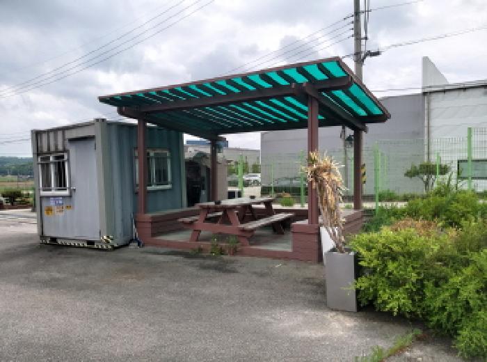 * 본건 목적물 1. 지상 제시외 휴게소, 콘테이너박스 수위실 전경