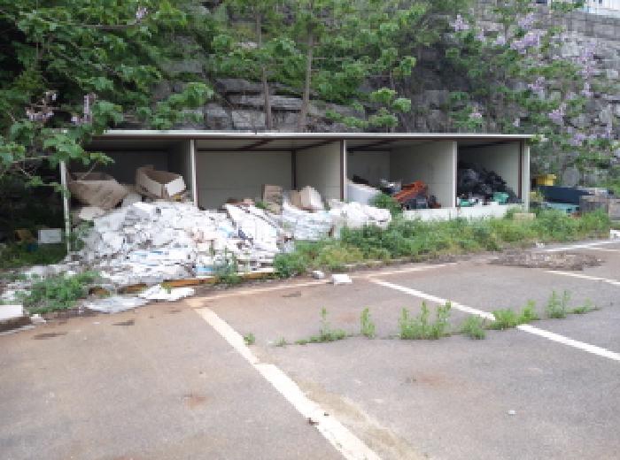 * 본건 목적물 1. 지상 제시외 간이창고 전경