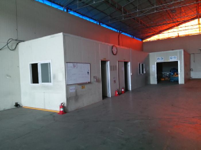 * 본건 목적물 1. 지상 제시외 천막덮개 작업실내 사무실 전경