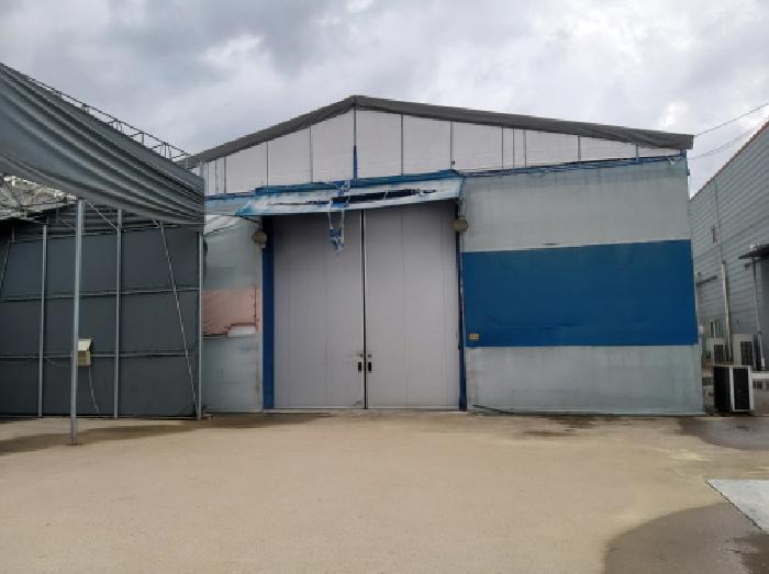 * 본건 목적물 1. 지상 제시외 천막덮개 작업실 전경