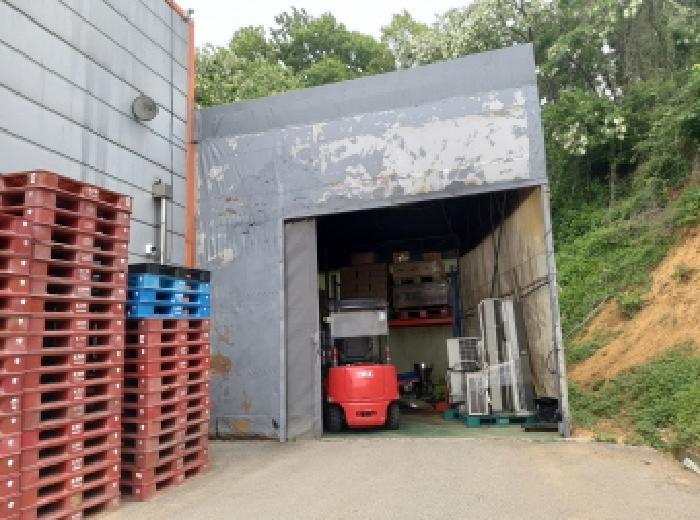 * 본건 목적물 1. 전경(제시외 창고)