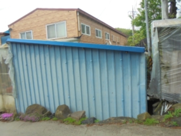 목적물 1번, 3번 양지상에 판넬조 판넬지붕 창고