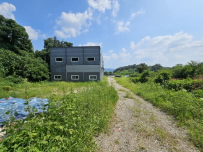 목적물 2, 목적물 내 제시외 조립식판넬조단층창고