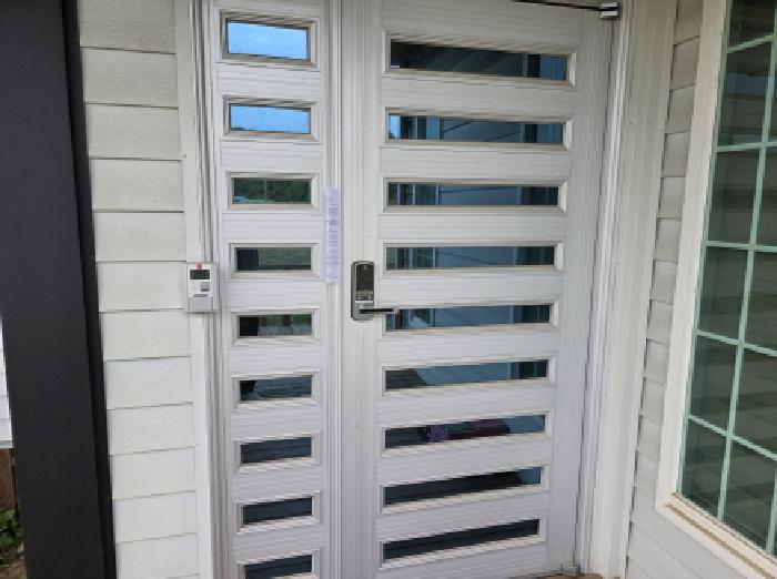 기숙사 출입문 - 부동산현황조사 안내문 사진