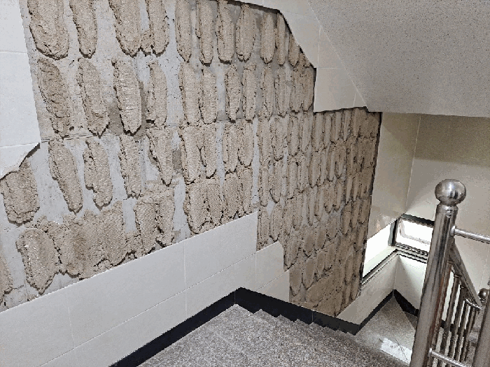 본건 계단실 내벽 파손부분