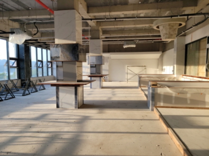 지2층 전경으로 내부 공사중으로 판단됨.