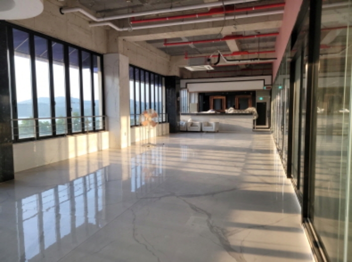 지2층 전경으로 내부 공사중으로 판단됨.