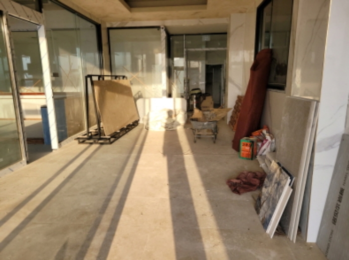 지2층 전경으로 내부 공사중으로 판단됨.