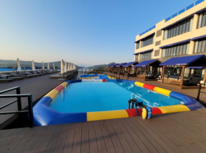 옥상 전경으로 야외 수영장 및 테라스 시설 소재함.