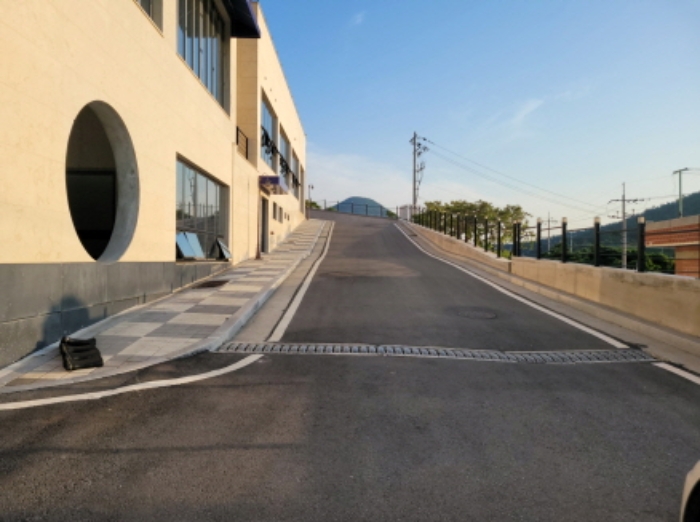 본건 건물 전면부 진입로 전경사진