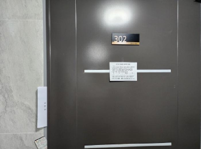 본건 1,2 전경-302호 임차인 권리신고 안내문 남김.